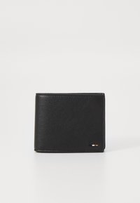 Portafoglio in pelle nera con superficie strutturata, design pieghevole e piccoli dettagli hardware in arancione, bianco e nero sul bordo inferiore.