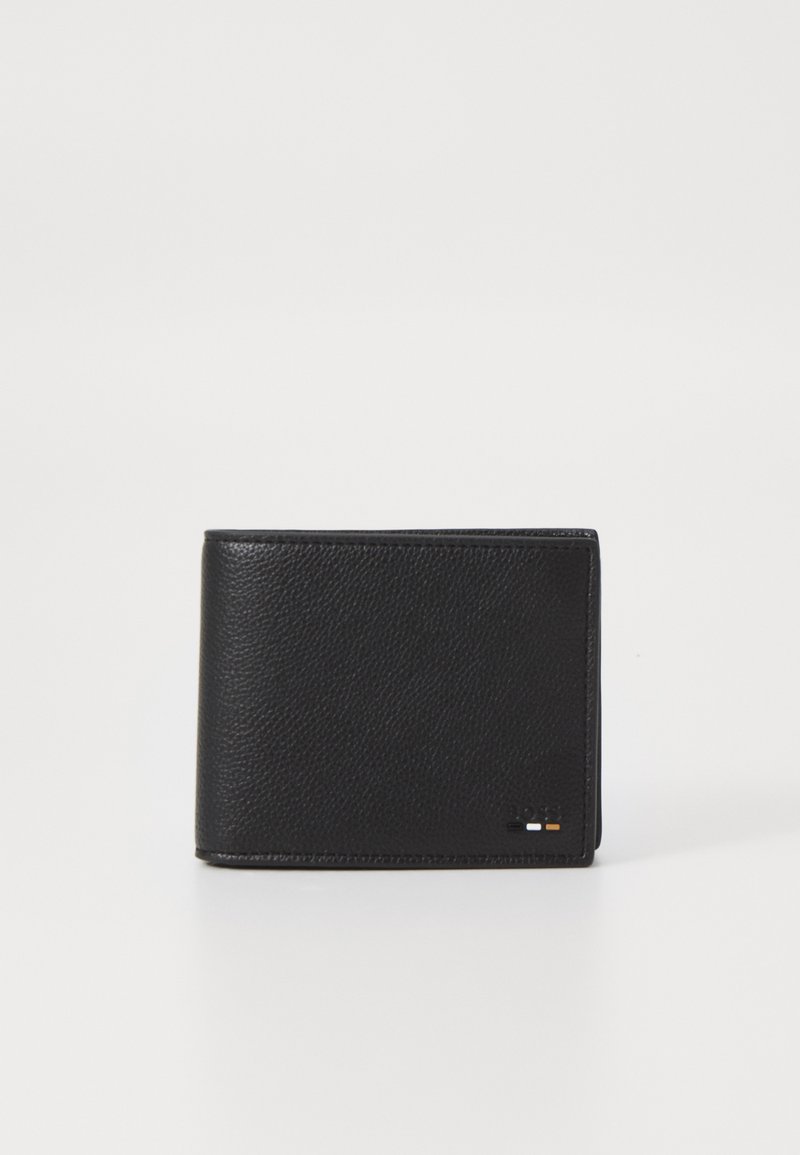 Portafoglio in pelle nera con superficie strutturata, design pieghevole e piccoli dettagli hardware in arancione, bianco e nero sul bordo inferiore.