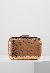 Bronzefärgad paljettclutch med rektangulär form, metallknäppning, slät yta och glänsande, reflekterande ytdetalj.