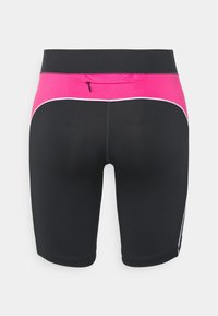 Černé sportovní šortky s růžovým pasem, mají bílé lemování a malou zipovou kapsu na zadní straně. Hladká, elastická tkanina.