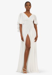 Weißes langes Kleid mit V-Ausschnitt, flatternden Ärmeln und einem hohen Schlitz bis zum Oberschenkel. Hergestellt aus glattem Stoff, weist es Raffung im Oberteil auf.