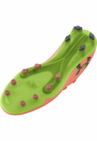Futbolo batų padas ryškiai žalias su oranžiniais akcentais. Yra formuoti kaiščiai sukibimui ir tekstūruota paviršius. Matomas Under Armour logotipas.