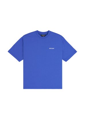 Blauwe katoenen T-shirt met korte mouwen, ronde halslijn en een klein wit logo op de linkerkant van de borst. Glad materiaal en een ontspannen pasvorm.