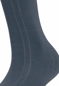 Graue knielange Socke mit geribberter Textur und dezentem Streifenmuster. Das Material scheint glatt und elastisch zu sein, ausgelegt für Komfort.