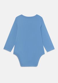 Plavi dugosleeve baby bodi sa okruglim izrezom, ravnim šavovima i kopčama na dnu.