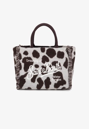 Borsa tote grigia con stampa di mucca marrone scuro, caratterizzata da decorazioni in frange e testo bianco che recita "Sognando il Paradiso Invernale di Saint Barth."
