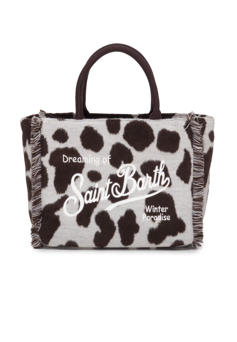Borsa tote grigia con stampa di mucca marrone scuro, caratterizzata da decorazioni in frange e testo bianco che recita "Sognando il Paradiso Invernale di Saint Barth."