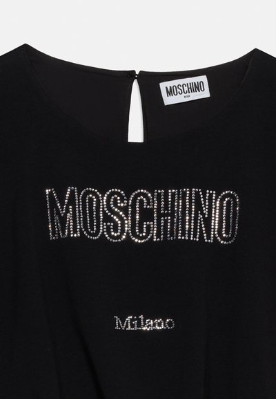 Μαύρο τοπ Moschino Kids με στρογγυλή λαιμόκοψη, πίσω κουμπί σε σχήμα κλειδαρότρυπας και λογότυπο "MOSCHINO Milano" με στρας στο μπροστινό μέρος.