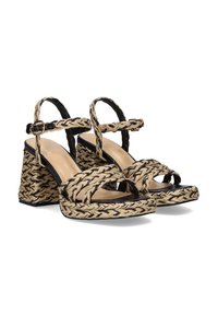 Sandalias de cuña trenzadas en tonos marrón y negro, con correa al tobillo, puntera abierta y tacón grueso. El material parece tejido con una superficie interior suave.
