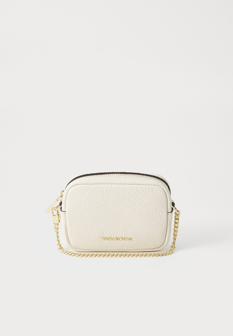Sac bandoulière en cuir crème texturé avec une chaîne dorée, fermeture éclair et logo de marque embossé à l'avant. Design rectangulaire compact.
