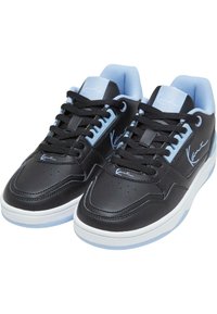 Pár černých a světle modrých nízkých tenisek s černými tkaničkami, bílými podrážkami a charakteristickým značením na stranách a jazycích.