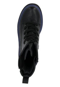 Botas de cuero negras hasta el tobillo con punta redonda, que cuentan con cordones negros, un cierre con cremallera y una suela de goma morada. El interior tiene textura.