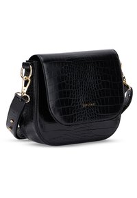 Schwarze Leder-Crossbody-Tasche mit Krokodillederstruktur, goldenen Beschlägen, Klappenverschluss und verstellbarem Riemen. Markennamen auf der Vorderseite geprägt.
