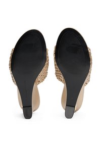 Goldene, geflochtene Sandalen mit einem strukturierten, bandartigen Obermaterial und einer glatten schwarzen Sohle. Sie verfügen über einen niedrigen Absatz und ein rundes Zehendesign.
