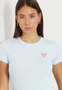 Guess MINI TRIANGLE TEE - T-shirt basic - himmelblau