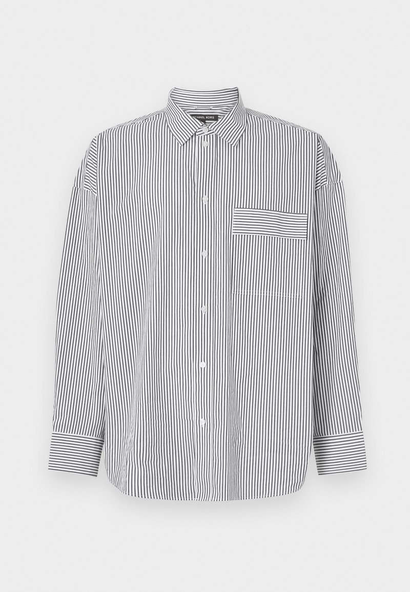 Camisa de botones a rayas en blanco y negro, con mangas largas, cuello clásico y un bolsillo en el pecho con rayas horizontales.
