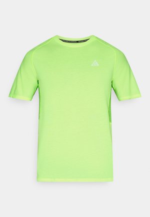 Maglietta sportiva a maniche corte di un verde neon brillante, realizzata in tessuto testurizzato con un logo, dotata di collo a girocollo e pannelli laterali in mesh per la ventilazione.