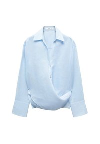Camicia di lino azzurro chiaro con colletto a bottoni, maniche lunghe e design frontale drappeggiato. Presenta una texture morbida e una leggera lucentezza.