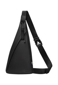 Borsa a tracolla nera realizzata in materiale liscio e resistente con un design angolato. Presenta una tracolla regolabile e dettagli in metallo, tra cui un logo e una bandiera.