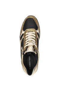 Zwarte en gouden sneaker met een gestructureerde bovenkant, gladde leren accenten, ronde veters en een zachte tong met een hartdetail.