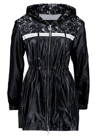 Černá bunda s kapucí, s krajkovým vrškem, na zip, s elastickým pasem a bílými akcentními pruhy. Vyrobena z lesklého, hladkého materiálu.