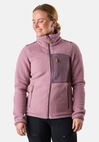 Fleecejack met een lichte roze kleur, een hoge kraag, een ritszak op de borst en twee zijzakken. Het heeft een gestructureerde stof met contrasterende accenten.