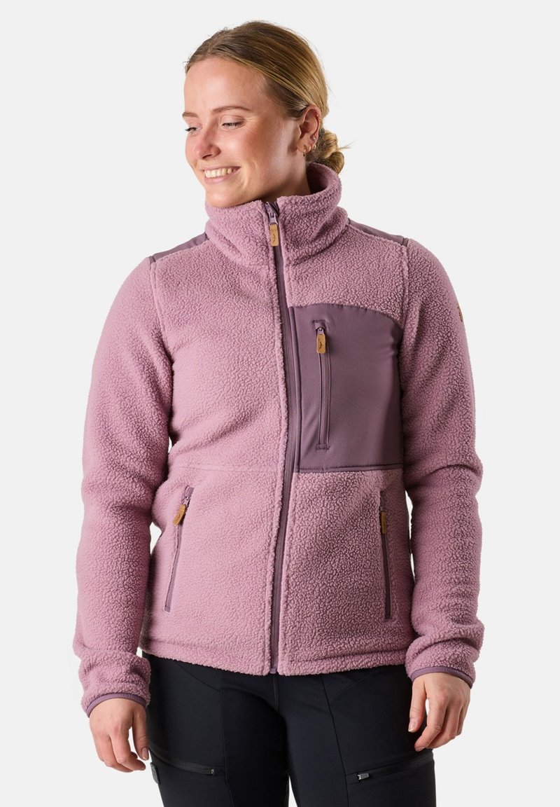 Fleecejack met een lichte roze kleur, een hoge kraag, een ritszak op de borst en twee zijzakken. Het heeft een gestructureerde stof met contrasterende accenten.