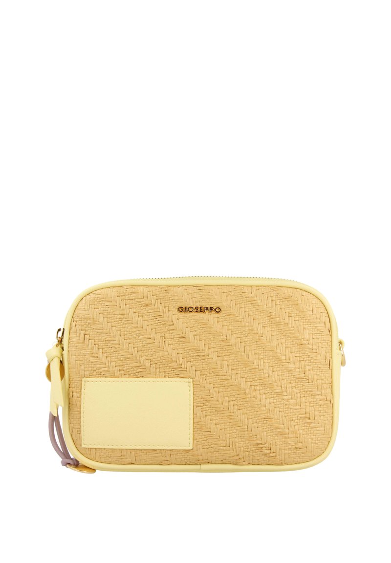 Bolso de paja tejido tipo bandolera en color amarillo claro con un acento de cuero suave, cierre de cremallera y un bolsillo frontal para mayor funcionalidad.