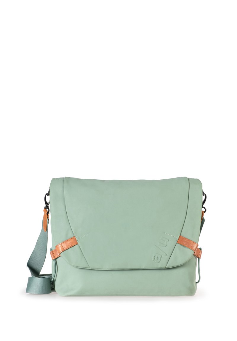 Borsa a tracolla di colore verde chiaro con pattina pieghevole, dettagli in pelle beige, tracolla regolabile e texture liscia. Presenta un branding sottile sulla parte anteriore.