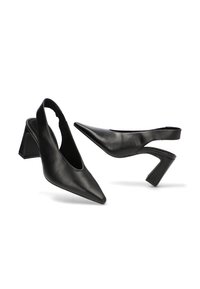 Zapatos de tacón negro tipo slingback, hechos de cuero suave, con puntera afilada y tacón block angular. Diseño minimalista sin adornos.
