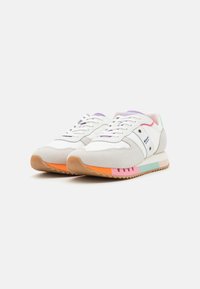 Le sneakers bianche in suede e rete presentano una suola intermedia multicolore con accenti arancioni, rosa e menta, e una suola in gomma testurizzata.