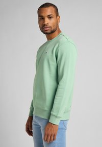 Lee PATCH CREW SWS - Camisola - mid visual cody