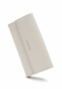 Cartera de cuero gris claro con textura de grano. Presenta un logo dorado, diseño plegable y costuras limpias. Forma compacta y rectangular.