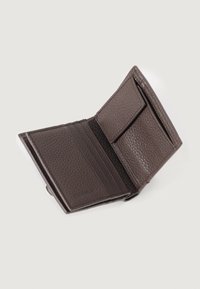 Billetera de cuero marrón con un acabado texturizado, que cuenta con compartimentos para tarjetas y un cierre a presión. El interior tiene un compartimento para almacenamiento adicional.