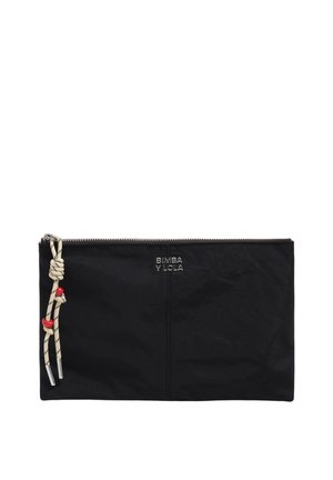Bolsa rectangular negra con cremallera superior, decorada con cordón beige anudado y cuentas rojas, con la marca "Bimba y Lola" en letras plateadas.