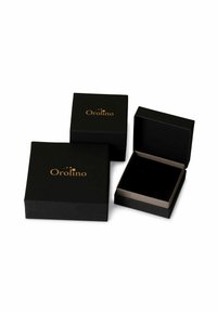 Zwarte giftbox met gouden "Orolino" logo, met een gladde textuur. Eén doos is open en onthult een donkere binnenkant. Compacter vierkant ontwerp.