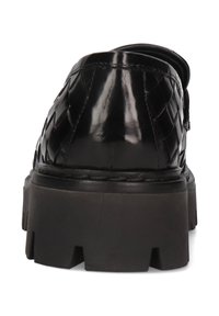 Zwarte gevlochten leren schoen met een glanzende afwerking, voorzien van een dikke zwarte buitenzool en een lichte hak. Het ontwerp bevat gestructureerde details.