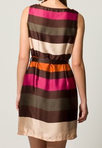Robe sans manches avec de larges rayures horizontales rose, marron, orange et crème. Confectionnée en tissu lisse et léger avec une taille ceinturée.