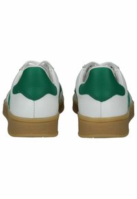 Sneakers bianchi con accenti verdi e suola in gomma testurizzata color tan. Caratterizzati da una tomaia in pelle liscia e un tallone imbottito per il massimo comfort.