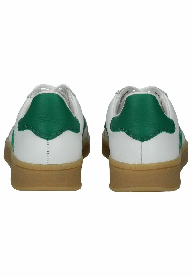 Białe sneakersy z zielonymi akcentami i teksturowaną, tanową gumową podeszwą. Posiadają górę z gładkiej skóry oraz wyściełane pięty dla komfortu.