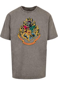 Camiseta gris de algodón con un colorido y detallado diseño del escudo de Hogwarts en el centro, acompañado del texto en latín "Draco Dormiens Nunquam Titillandus."