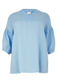 Lichtblauwe, loszittende blouse met een V-hals, ballonmouwen en een zachte, gestructureerde stof; heeft zijsplitten voor een gemakkelijke beweging.