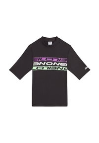 Svart t-shirt med kort ärm i ett mjukt tyg, prydd med djärva lila och gröna horisontella textgrafik i brösthöjd, rund halsringning.
