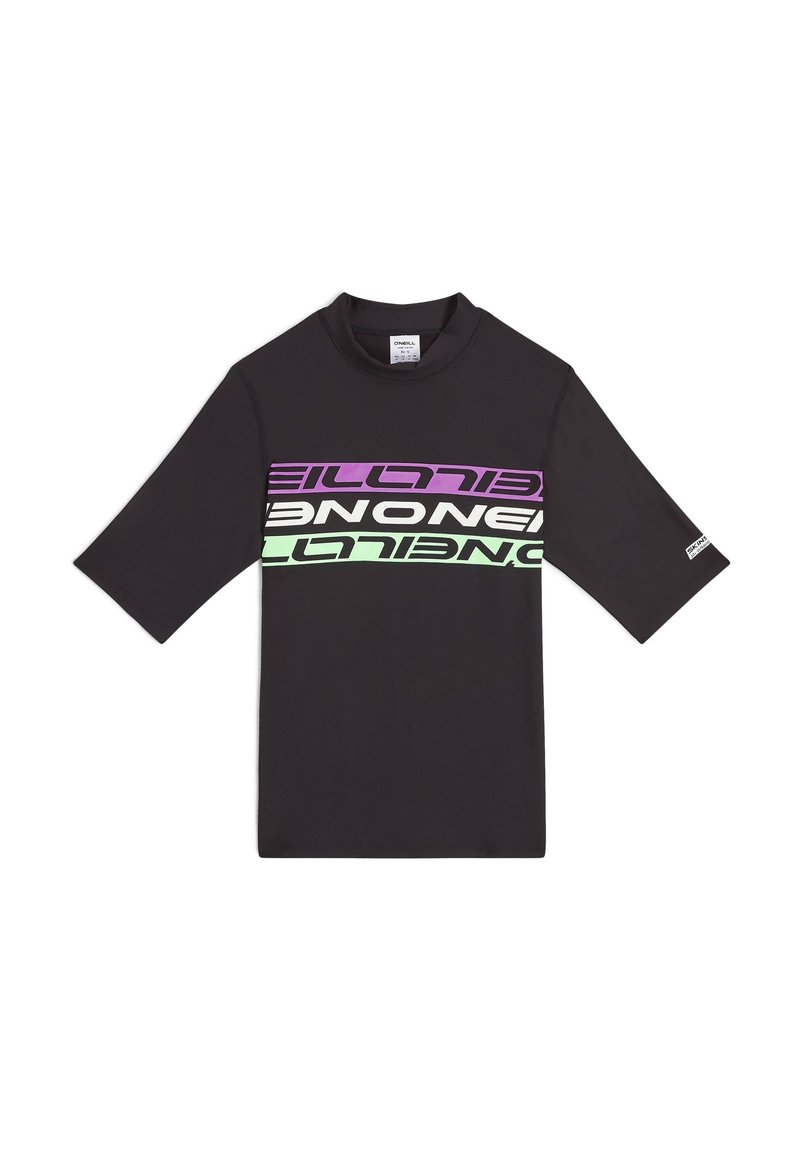 Svart t-shirt med kort ärm i ett mjukt tyg, prydd med djärva lila och gröna horisontella textgrafik i brösthöjd, rund halsringning.