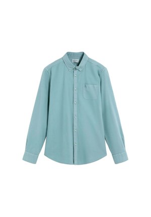 Camisa de manga larga azul claro con botones y bolsillo frontal, exhibida sobre un fondo blanco.