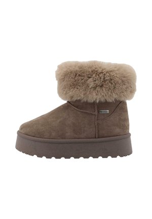 Bottines en suède marron avec un revers en fausse fourrure fluffy, semelle en caoutchouc plate et détails cousus sur le côté. Texture douce et forme arrondie.
