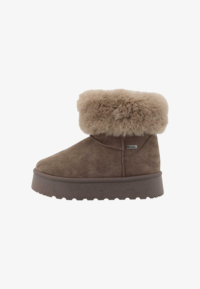 Bruine suède enkelboots met een fluffy nep bont klep, platte rubberen zool en gestikte details aan de zijkant. Zachte textuur en ronde vorm.