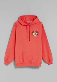 Sudadera coral con cordón y bolsillo tipo canguro. Presenta un estampado gráfico con la frase "PEACE OUT" junto a un pájaro de dibujos animados y nubes.