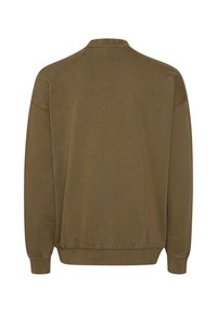 Sudadera marrón de manga larga con puños, bajo y cuello sencillo acanalados, mostrada desde atrás sobre un fondo blanco.