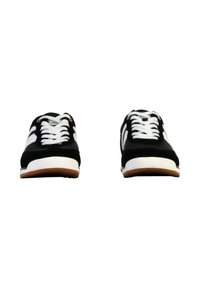 Sneaker in suede nero con lacci bianchi, dotati di suola in gomma bianca e dettagli in tonalità ocra. Il design presenta due strisce bianche sui lati.